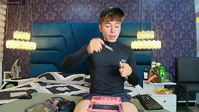 TaylerWhite online show from 12.19.25