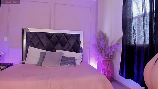 Snapshot of sweet_tamara_ chatting on 10.25.25 sweet tamara online show from 10.25.25