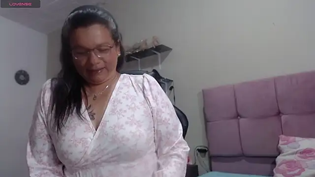 Snapshot of SolVegaNaciente chatting on 11.05.25 SolVegaNaciente online show from 11.05.25