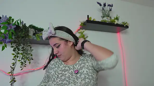 Lana Herondale online show from 06.04.26