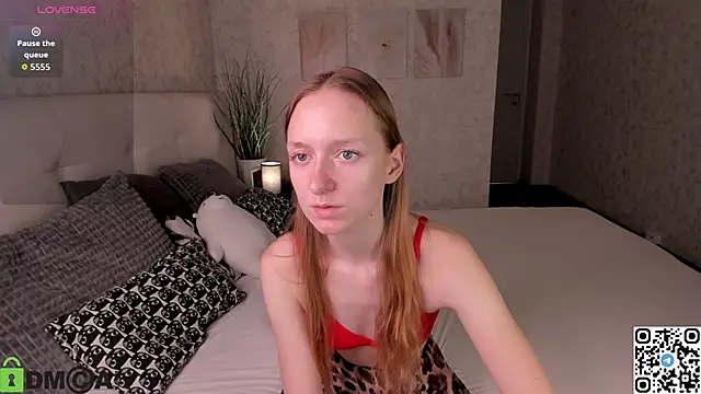 Snapshot of Mia_E1fie chatting on 10.30.25 Mia E1fie online show from 10.30.25