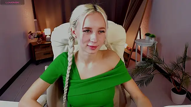 Snapshot of cute_luucy chatting on 03.18.26 cute luucy online show from 03.18.26