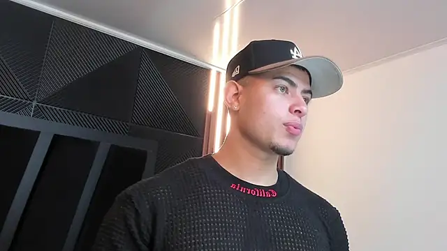 Snapshot of marco_garciia_ chatting on 10.02.25 marco garciia online show from 10.02.25