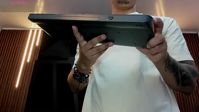 Snapshot of marco_garciia_ chatting on 10.04.25 marco garciia online show from 10.04.25