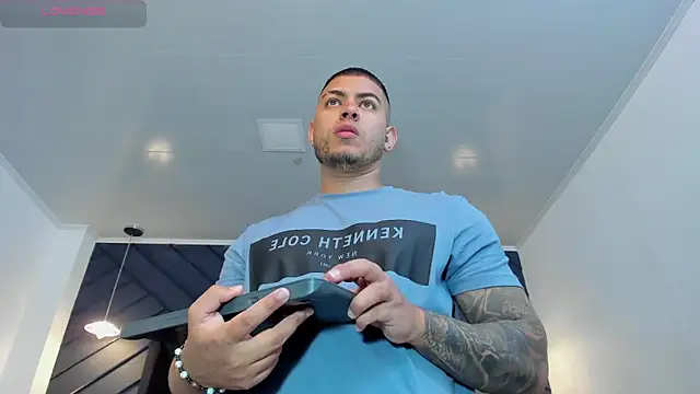 Snapshot of marco_garciia_ chatting on 10.31.25 marco garciia online show from 10.31.25