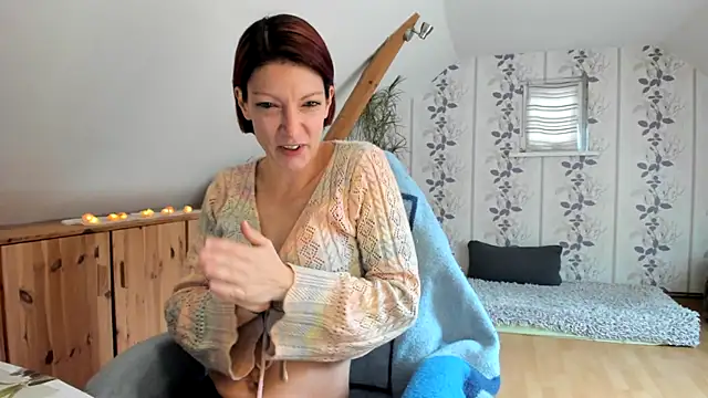 Snapshot of Axunamun chatting on 10.06.25 Axunamun online show from 10.06.25