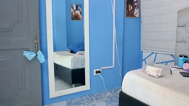 Snapshot of Emily_J18 chatting on 10.04.25 Emily J18 online show from 10.04.25