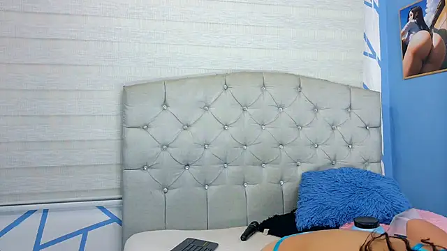 Snapshot of Emily_J18 chatting on 10.06.25 Emily J18 online show from 10.06.25