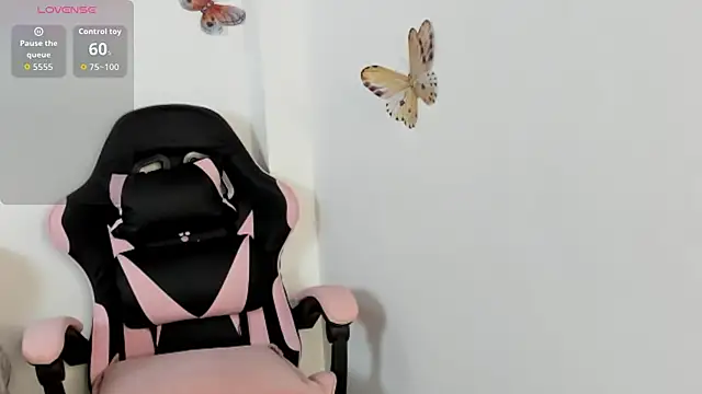 Snapshot of mari-ross chatting on 10.13.25 mari-ross online show from 10.13.25