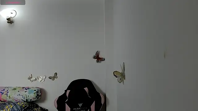 Snapshot of mari-ross chatting on 10.23.25 mari-ross online show from 10.23.25