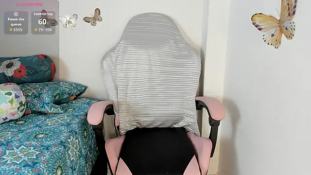 Snapshot of mari-ross chatting on 11.10.25 mari-ross online show from 11.10.25