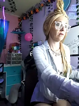 Snapshot of Purple2StayThnxx chatting on 11.06.25 Purple2StayThnxx online show from 11.06.25