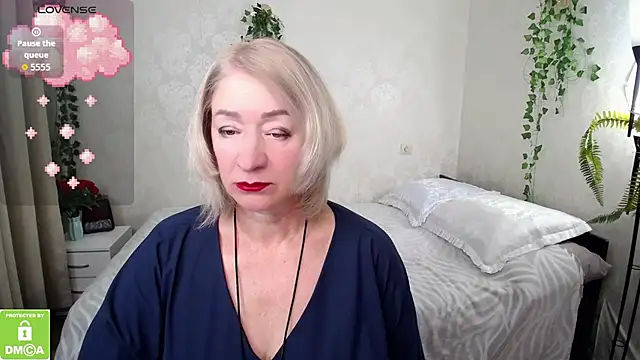 hunters woman online show from 10.14.25