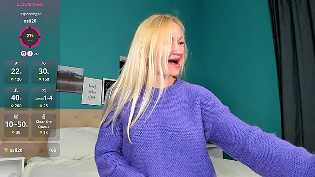 Snapshot of KiraSun chatting on 10.11.25 KiraSun online show from 10.11.25