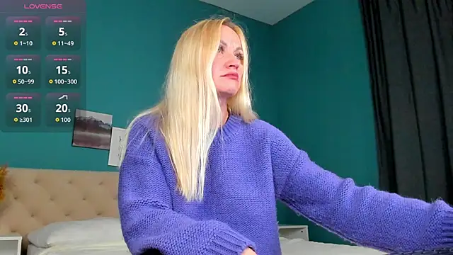 Snapshot of KiraSun chatting on 10.12.25 KiraSun online show from 10.12.25