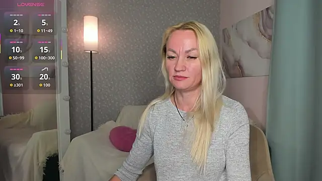 Snapshot of KiraSun chatting on 11.06.25 KiraSun online show from 11.06.25