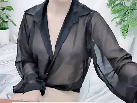 Snapshot of Lyly-2k5 chatting on 10.05.25 Lyly-2k5 online show from 10.05.25