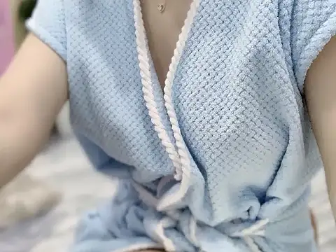 Snapshot of Lyly-2k5 chatting on 10.24.25 Lyly-2k5 online show from 10.24.25