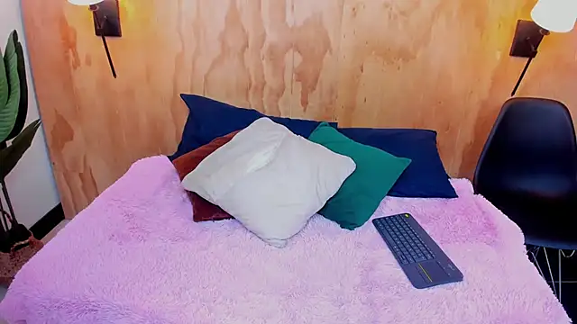 Snapshot of milavega_ chatting on 10.19.25 milavega online show from 10.19.25