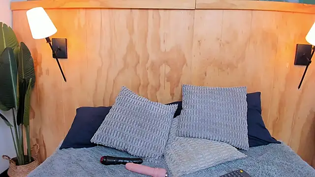 Snapshot of milavega_ chatting on 10.27.25 milavega online show from 10.27.25