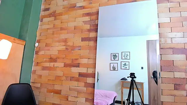 Snapshot of milavega_ chatting on 10.28.25 milavega online show from 10.28.25