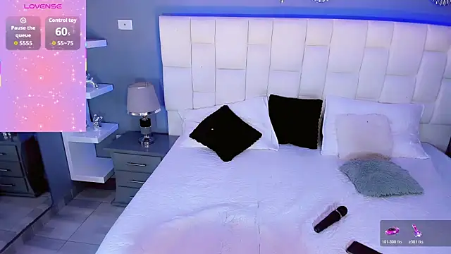 Snapshot of HottSalomee chatting on 10.18.25 HottSalomee online show from 10.18.25