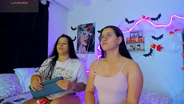 Snapshot of Dilan_and_Mia chatting on 10.16.25 Dilan and Mia online show from 10.16.25