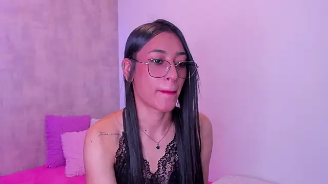 Snapshot of Becky_G chatting on 10.06.25 Becky G online show from 10.06.25