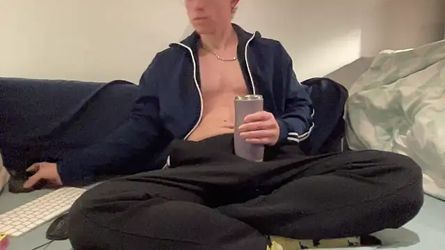 Snapshot of ee_000 chatting on 10.25.25 ee 000 online show from 10.25.25