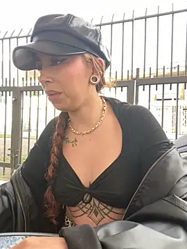 Snapshot of Sallem_Pink chatting on 11.04.25 Sallem Pink online show from 11.04.25