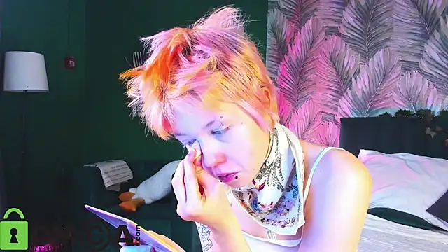 Snapshot of CarolineRichter chatting on 12.19.25 CarolineRichter online show from 12.19.25