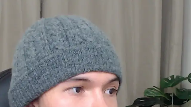 Snapshot of Xoxo_Smiles chatting on 12.19.25 Xoxo Smiles online show from 12.19.25