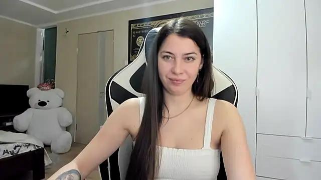 EmiLovsi online show from 10.12.25