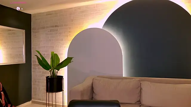 Snapshot of AgathaKondo_ chatting on 10.04.25 AgathaKondo online show from 10.04.25