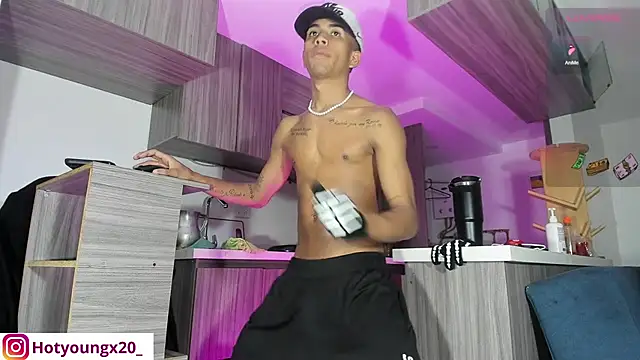 Snapshot of RyanScot4 chatting on 11.07.25 RyanScot4 online show from 11.07.25