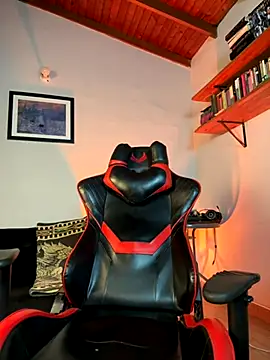 Snapshot of AlekBlake_ chatting on 10.31.25 AlekBlake online show from 10.31.25