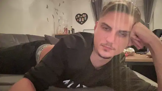 Snapshot of Sweetbooy90 chatting on 10.10.25 Sweetbooy90 online show from 10.10.25