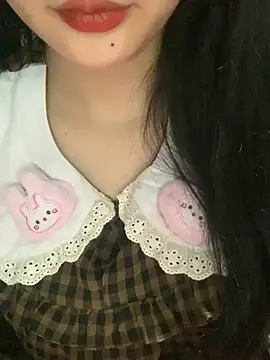 Snapshot of Linhtruong_ chatting on 11.17.25 Linhtruong online show from 11.17.25