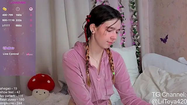 Snapshot of little_Teya chatting on 10.22.25 little Teya online show from 10.22.25