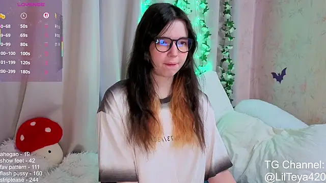 Snapshot of little_Teya chatting on 11.14.25 little Teya online show from 11.14.25