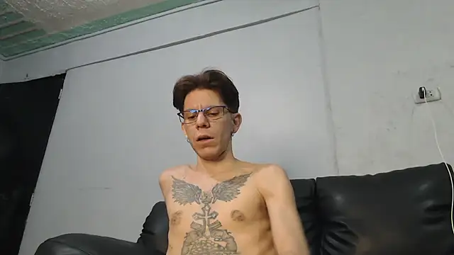 Snapshot of AlexandroRossi chatting on 11.01.25 AlexandroRossi online show from 11.01.25