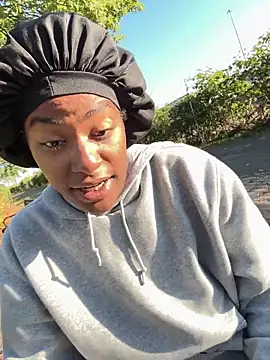 Snapshot of Tu_GataLinda chatting on 10.05.25 Tu GataLinda online show from 10.05.25