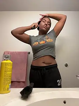 Snapshot of Tu_GataLinda chatting on 10.21.25 Tu GataLinda online show from 10.21.25