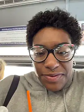 Snapshot of Tu_GataLinda chatting on 10.25.25 Tu GataLinda online show from 10.25.25