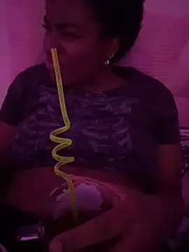 Snapshot of Tu_GataLinda chatting on 10.26.25 Tu GataLinda online show from 10.26.25