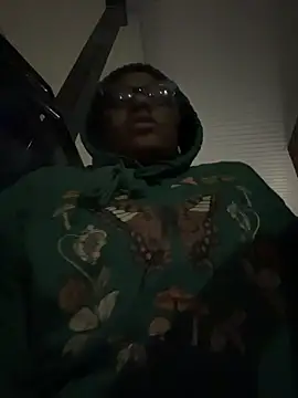 Snapshot of Tu_GataLinda chatting on 11.03.25 Tu GataLinda online show from 11.03.25