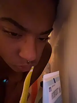 Snapshot of Tu_GataLinda chatting on 11.04.25 Tu GataLinda online show from 11.04.25