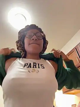 Snapshot of Tu_GataLinda chatting on 11.04.25 Tu GataLinda online show from 11.04.25