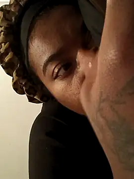 Snapshot of Tu_GataLinda chatting on 11.13.25 Tu GataLinda online show from 11.13.25