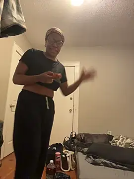 Snapshot of Tu_GataLinda chatting on 11.15.25 Tu GataLinda online show from 11.15.25